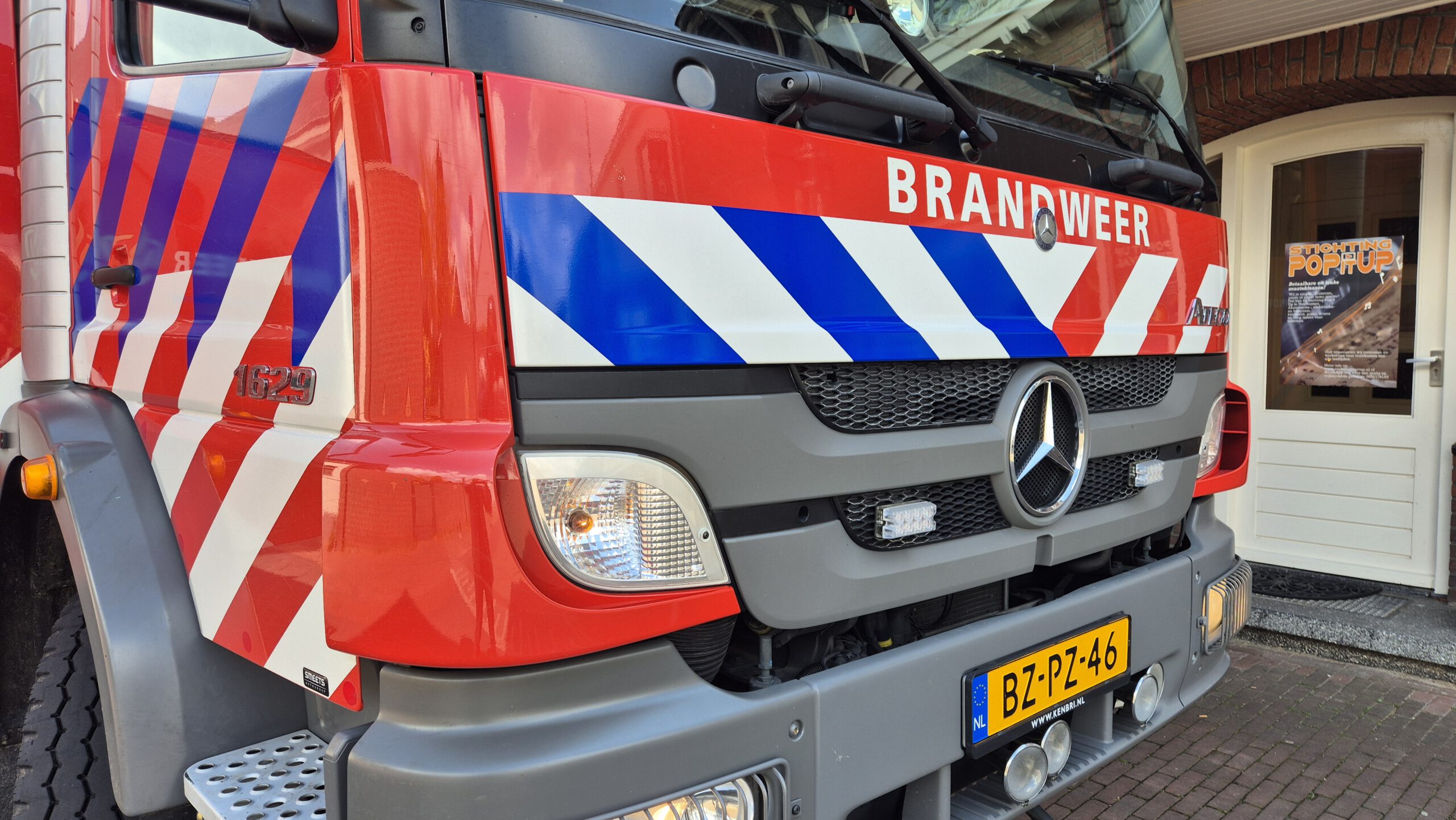 Felle brand verwoest schuur in Sint Joost