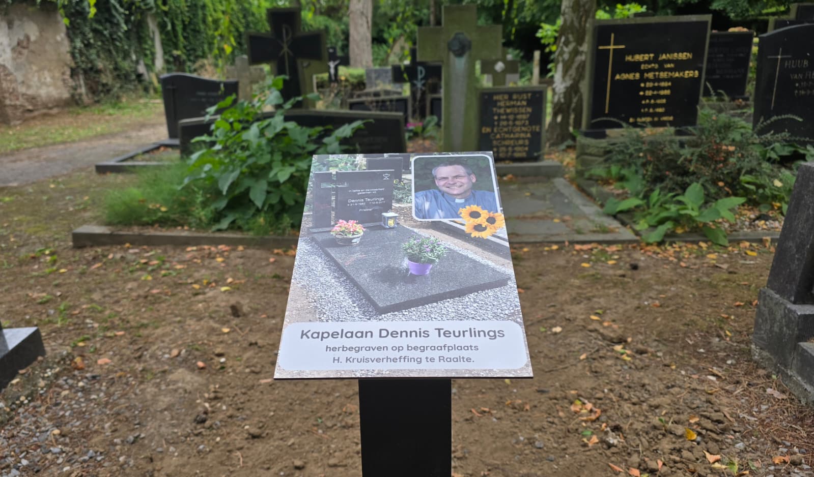 Na 14 jaar op begraafplaats in Herten weer thuis: kapelaan Dennis Teurlings herbegraven