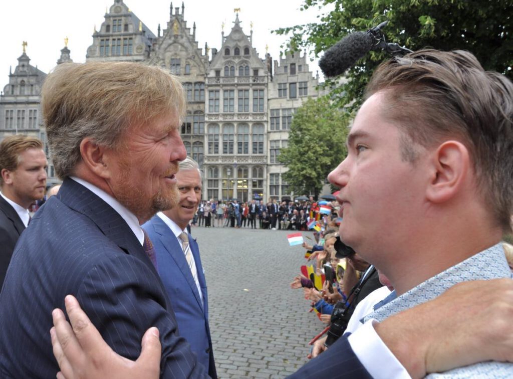 Koningsdagtraditie: Bjorn (23) uit Susteren geeft Koning voor negende keer kruidenbitter cadeau