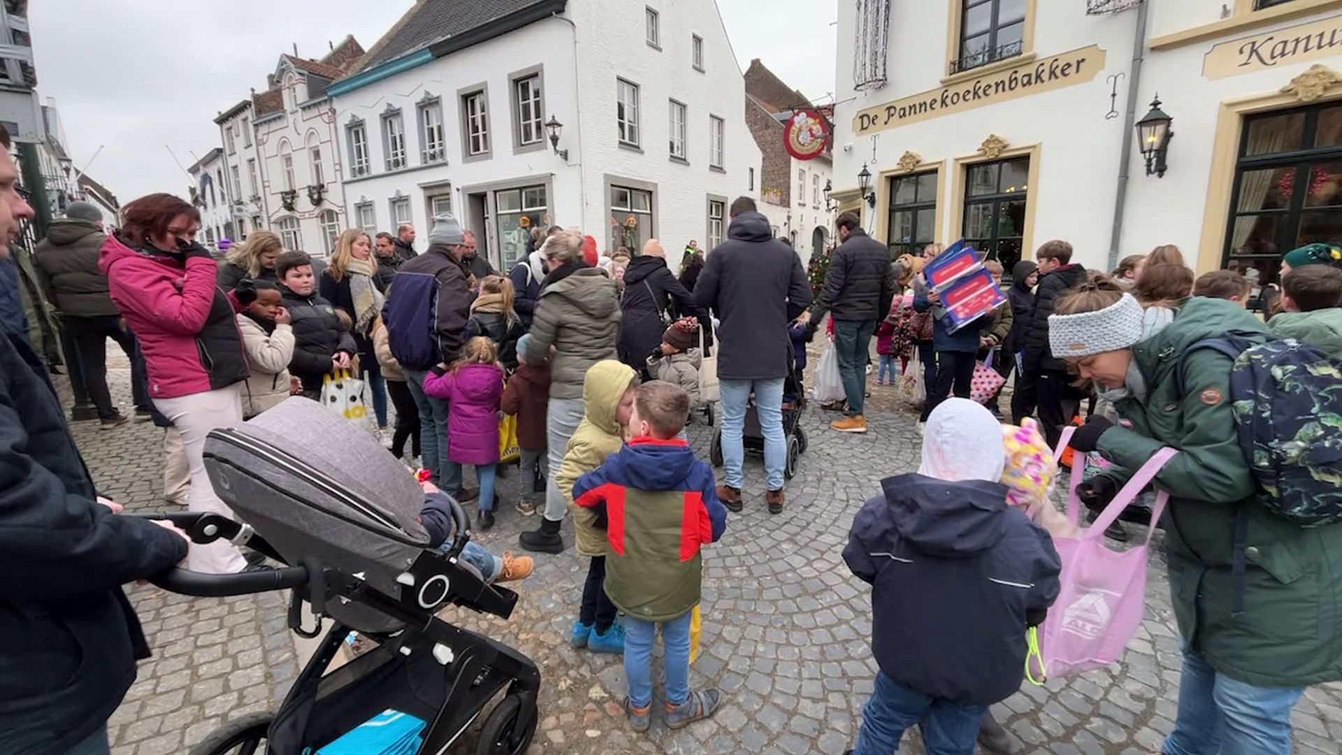 Video: Grabbelen in Thorn: kinderen zingen voor iets lekkers