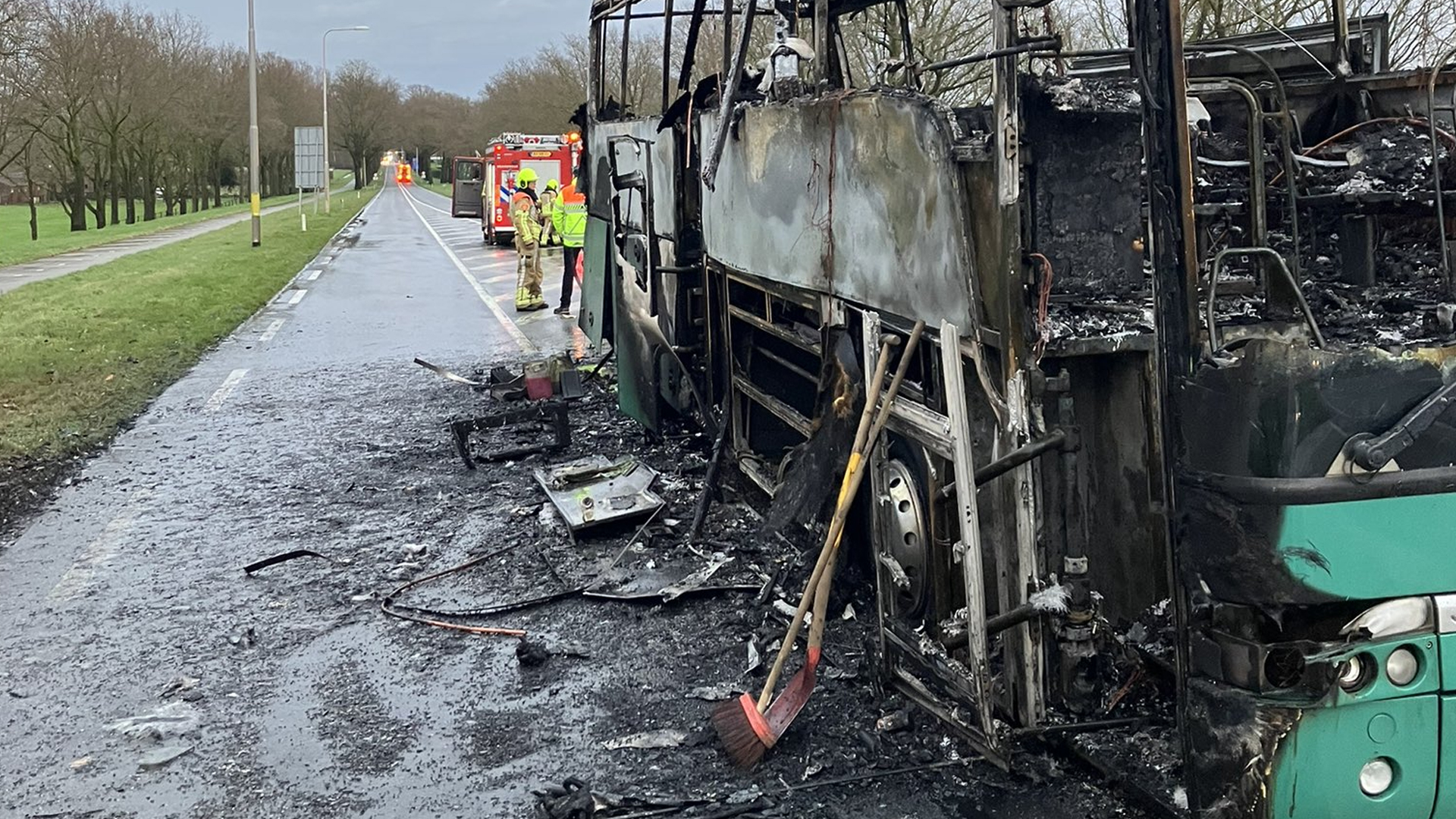 Schoolbus brandt uit bij Grathem, 40 kinderen op tijd eruit