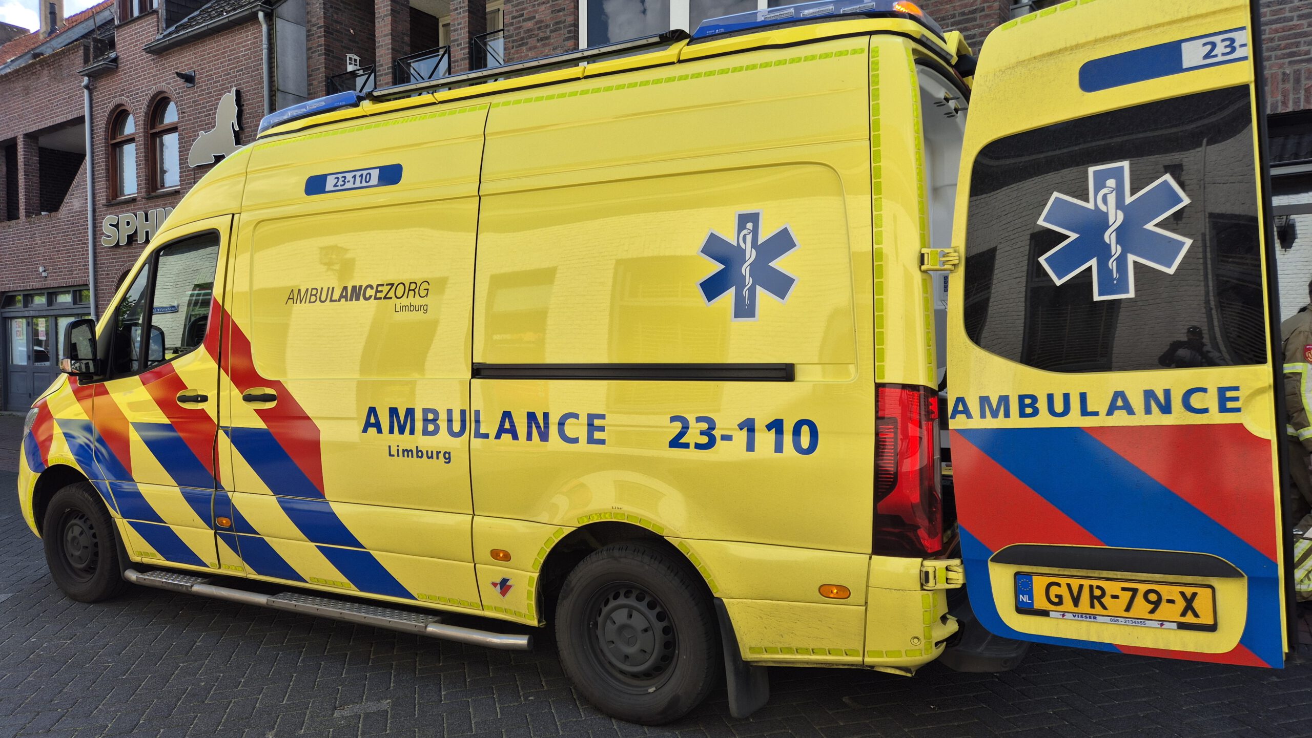 Scooterrijder zwaargewond na botsing met auto in Roosteren