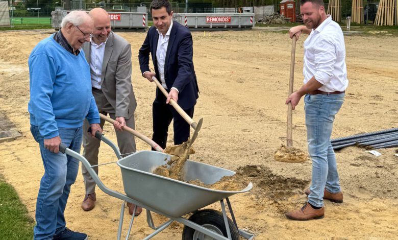 Op de foto v.l.n.r.: Frans Stoel (Stichting Hammerveld), Eric van Djik (voorzitter RHC Concordia), Felix van Ballegooij (wethouder sport) en Erik Meulendijks, Bouwbedrijf van Gerven Mierlo