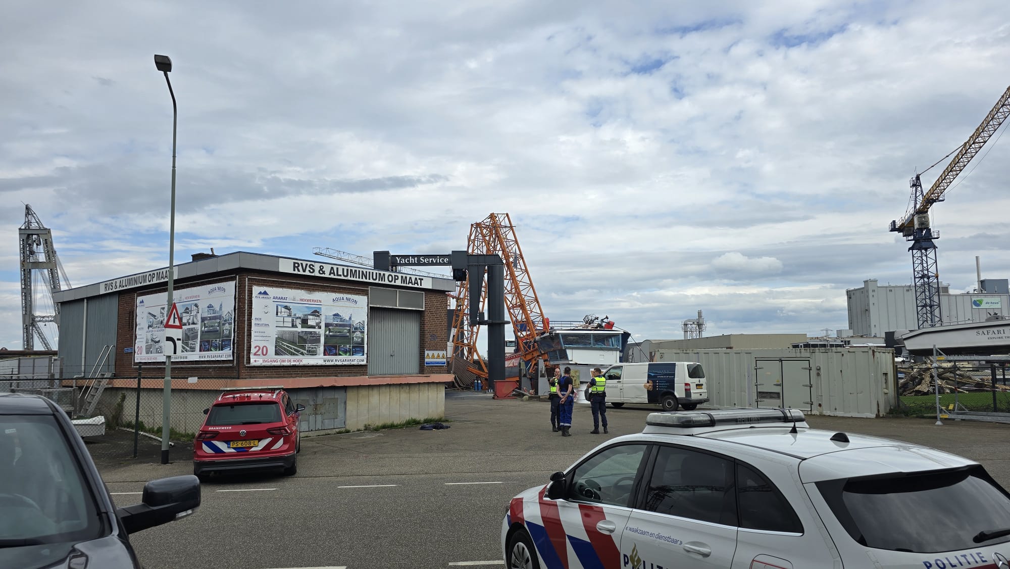 Gewonde mannen hijskraanongeluk Maasbracht klommen in kraan na storing